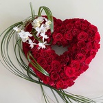 Сердце из роз с фаленопсисом
