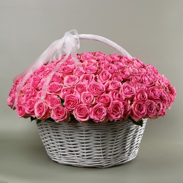 «Sea of Roses» — 201 roses in a basket
