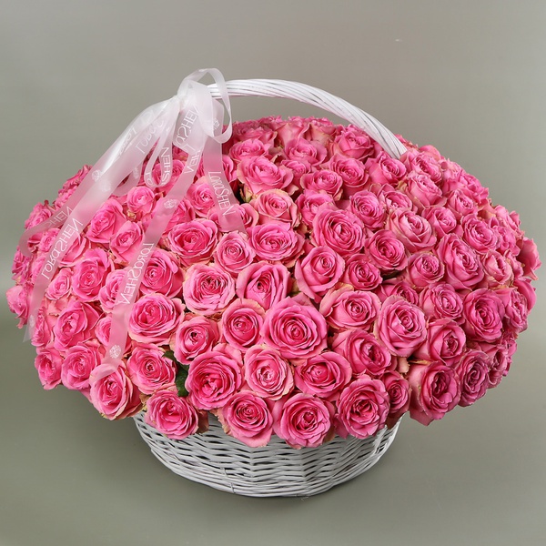 «Sea of Roses» — 201 roses in a basket
