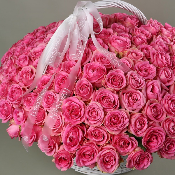 «Sea of Roses» — 201 roses in a basket