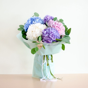 Bouquet of 5 hydrangeas and eucalyptus
