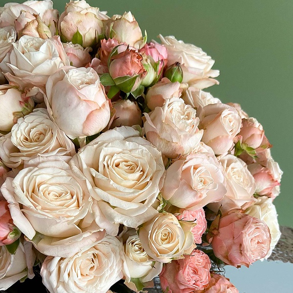 Bouquet of spray roses in coconut bark