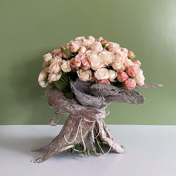 Bouquet of spray roses in coconut bark