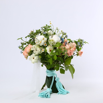 The “Spring Lightness” bouquet