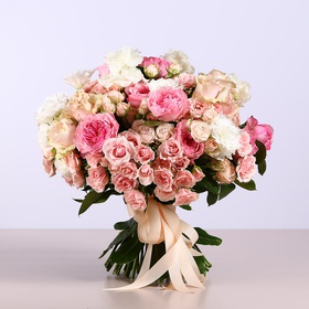 Bouquet of mix of roses and eustoma