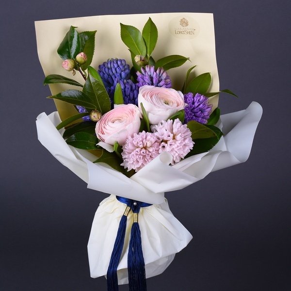 Complimentary bouquet with ranunculus