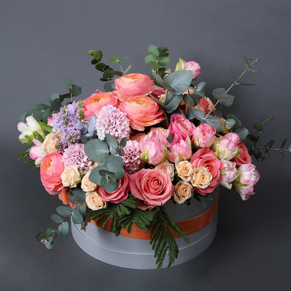 Floral composition with ranunculus and lilac