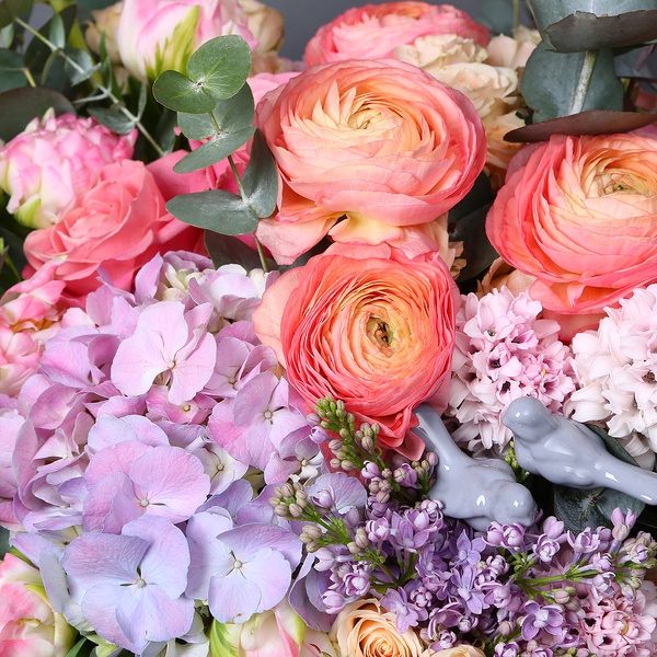 Floral composition with ranunculus and lilac
