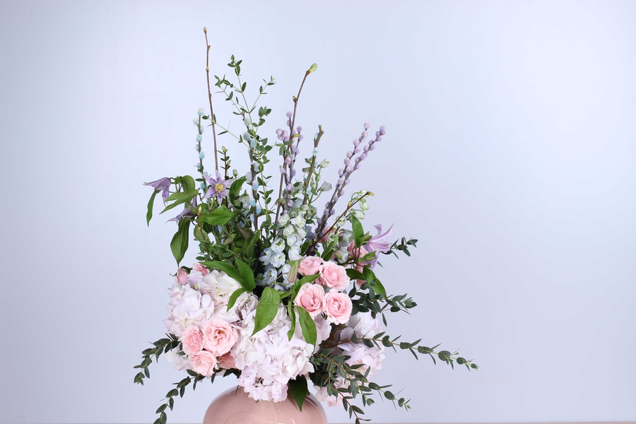 Bouquet lilac-pink with hydrangea in a vase