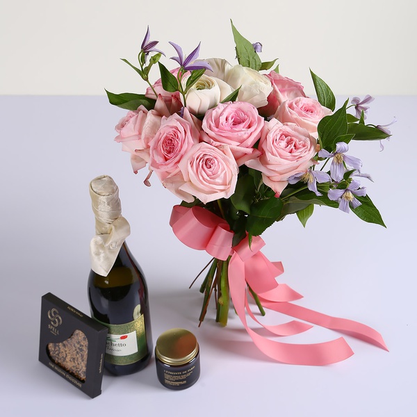 Gift set with a delicate bouquet
