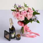 Gift set with a delicate bouquet