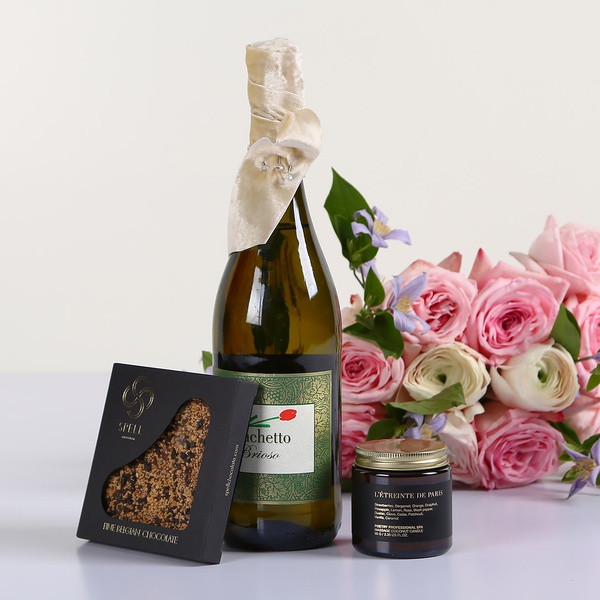 Gift set with a delicate bouquet