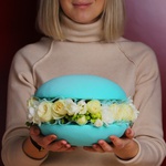 Квіткова композиція в бірюзовому макарун, М
