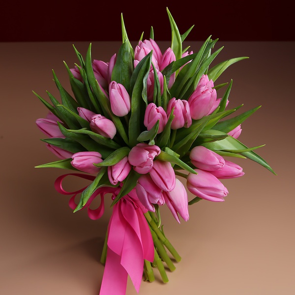 Bouquet of 35 pink tulips, Height 35 cm.