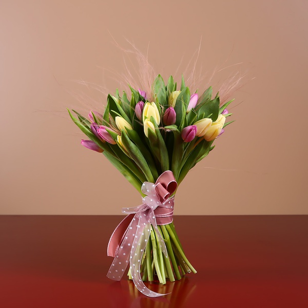 Bouquet of 35 delicate tulips and stiffs