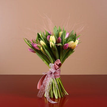 Bouquet of 35 delicate tulips and stiffs