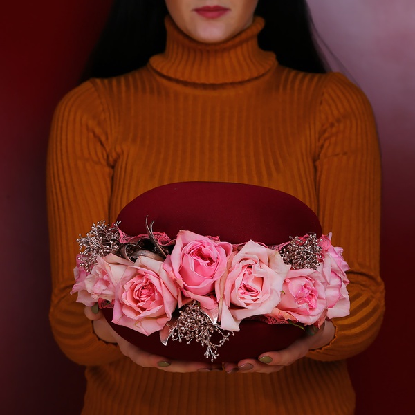 Floral composition in wine macaroon, M