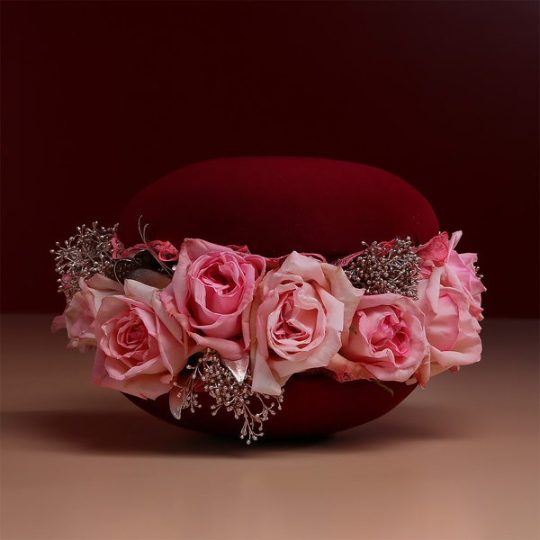 Floral composition in wine macaroon, M