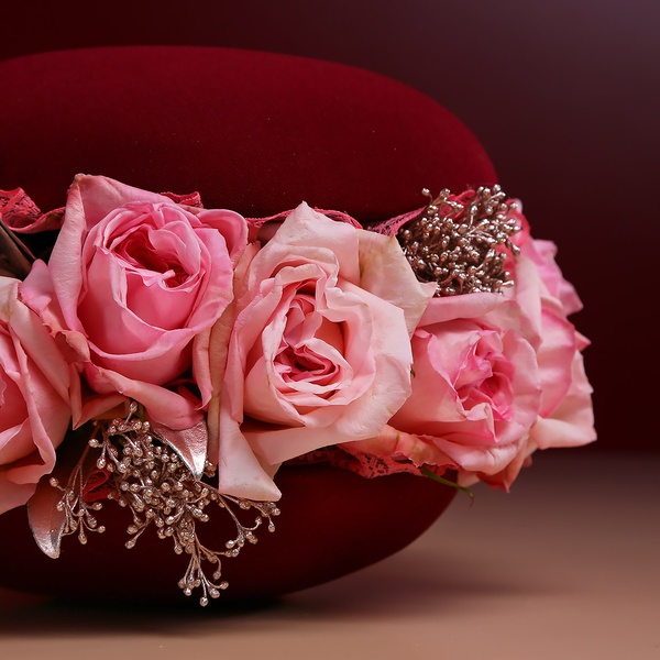 Floral composition in wine macaroon, M
