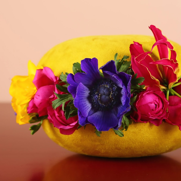 Floral composition in yellow macaroon, M