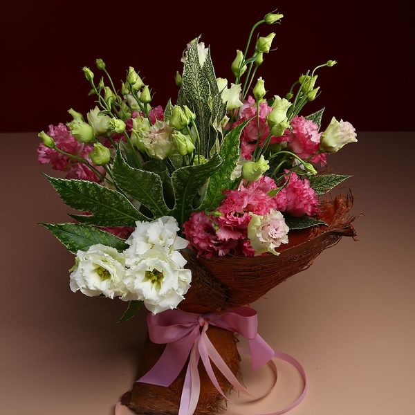Eustoma bouquet in coconut bark