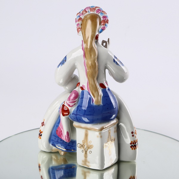 Statuette "Embroiderer" (1973 – 2005)