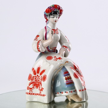 Статуэтка «Вышивальница» 1 (1973 – 2005 г.)