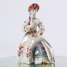 Статуэтка «Вышивальница» 2 (1973 – 2005 г.)