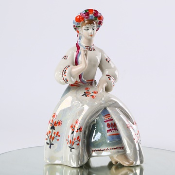 Статуэтка «Вышивальница» 2 (1973 – 2005 г.)