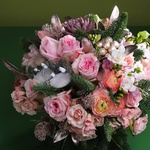 Зимовий букет з трояндами та ранункулюсами