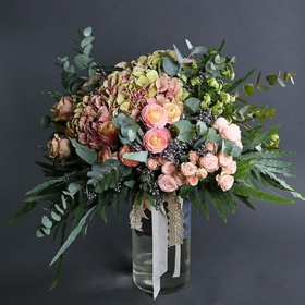 Bouquet with ranunculus and heleborus