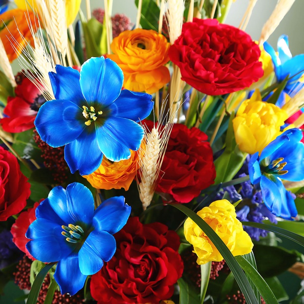Етно композиція у вазі з листям