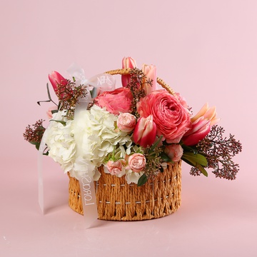 The delicate “Pink Charm” basket
