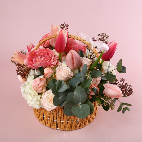The delicate “Pink Charm” basket