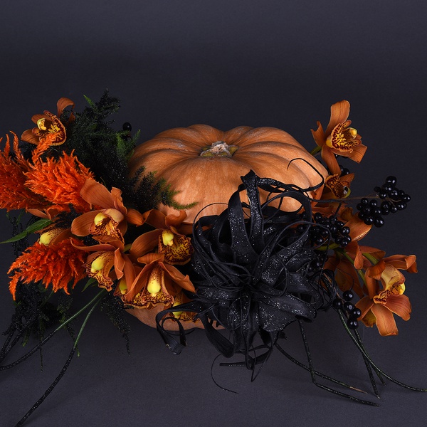 Floral composition in pumpkin in orange tones