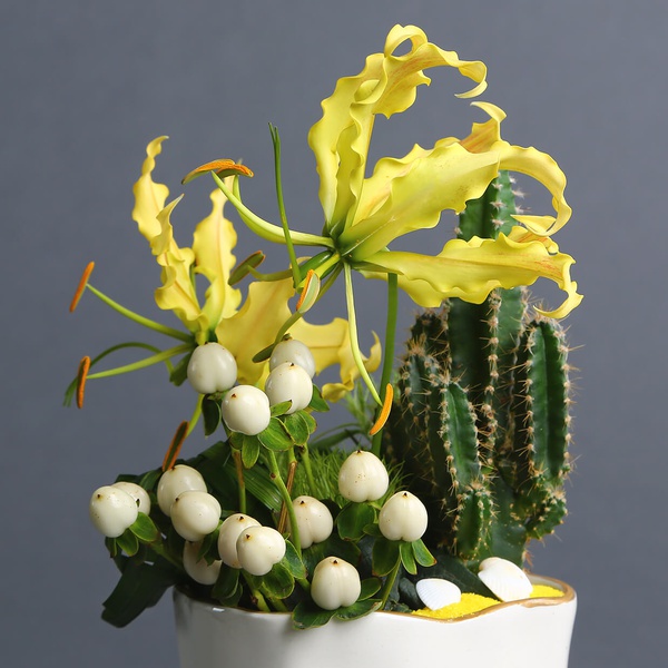 Midi composition with gloriosa