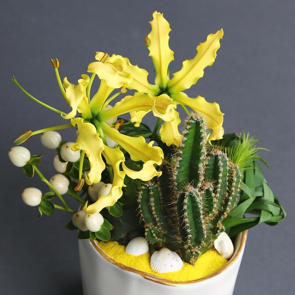 Midi composition with gloriosa
