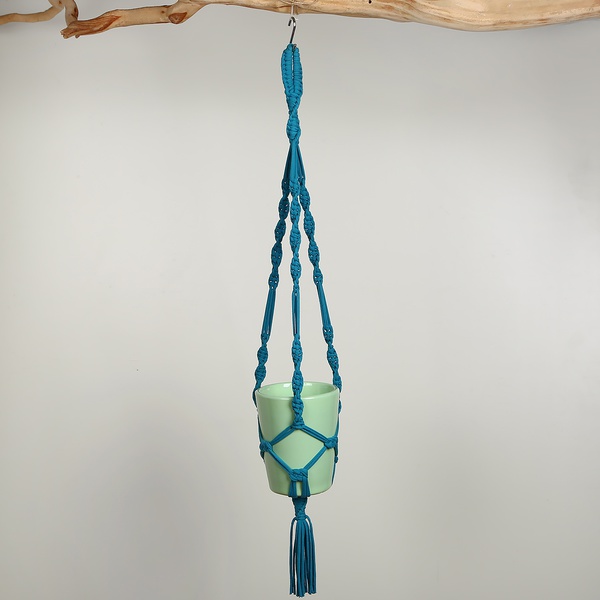 Cache-pot in blue macrame