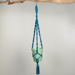 Cache-pot in blue macrame