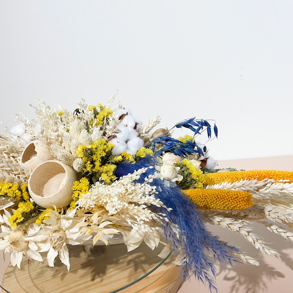 Composition of dried flowers in the national style