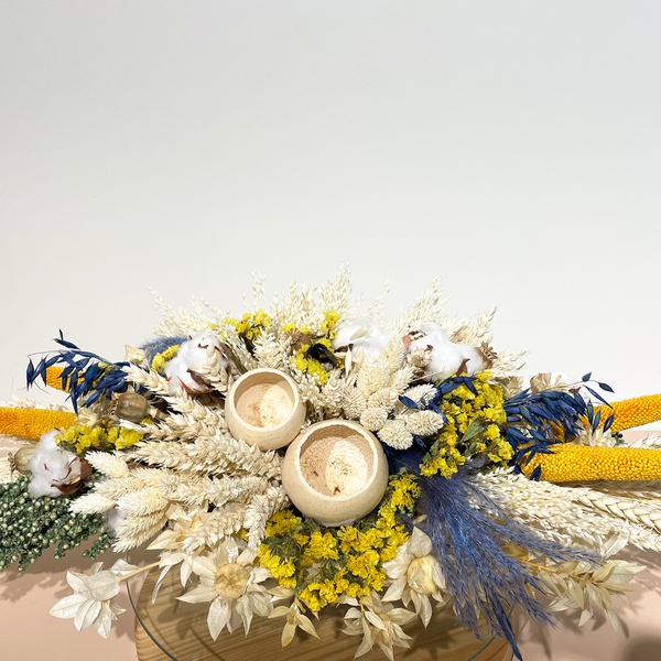 Composition of dried flowers in the national style