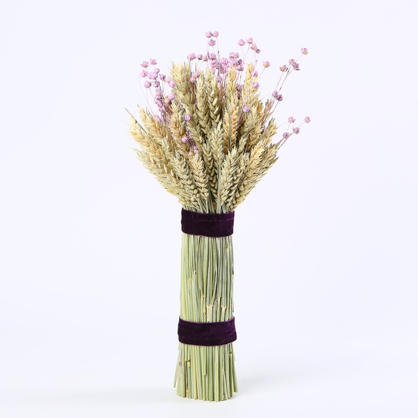 The elegant “Lavender Tenderness” sheaf