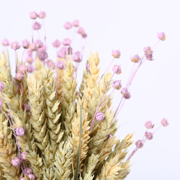 The elegant “Lavender Tenderness” sheaf