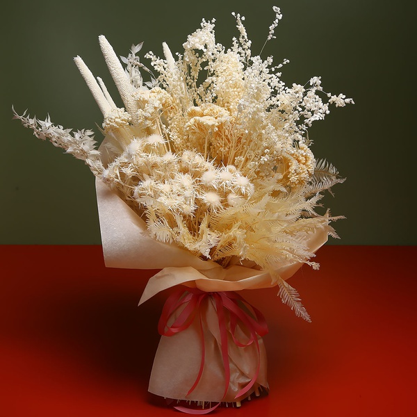 Bouquet of mixed dried flowers