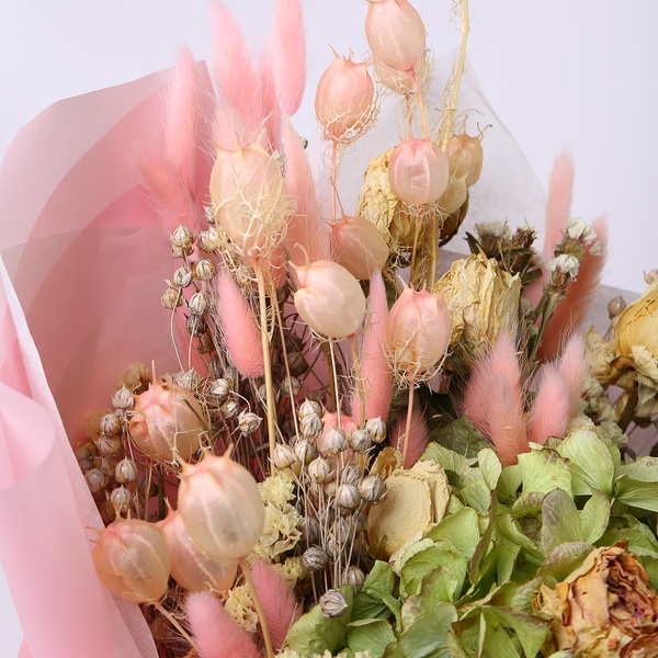 The “Powdered Silence of Time” dried flower bouquet