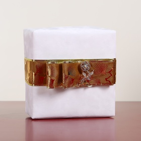 Gift wrapping with brooch