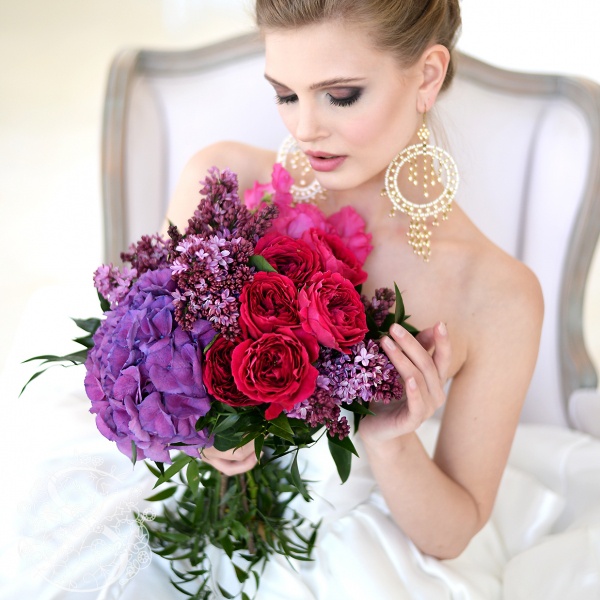 Bridal lilac-crimson bouquet