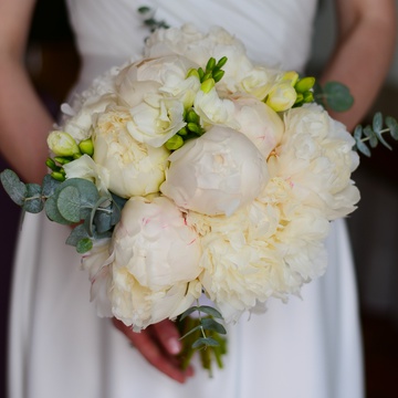 Весільний букет з півонії та фрезією