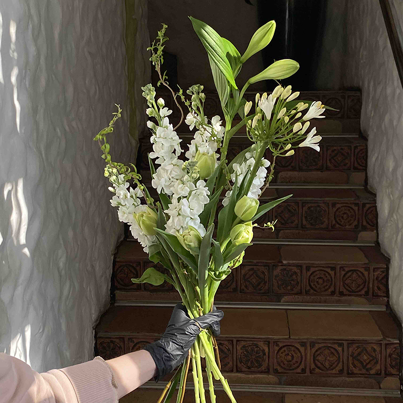 “Delicate Aesthetics: Creating an Airy Bouquet”