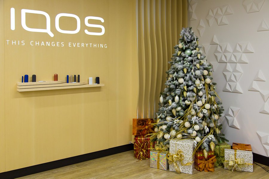 Сказочная рождественская ель для офиса Philip Morris